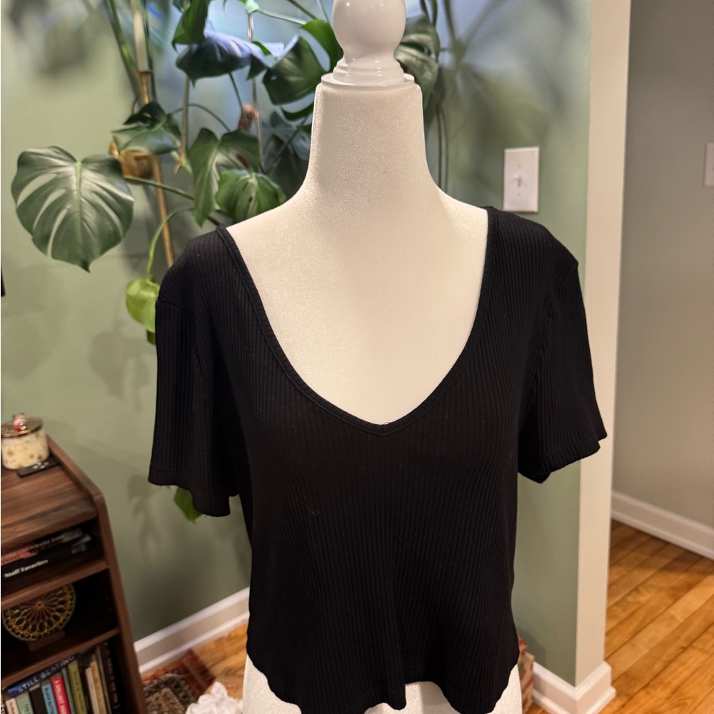 SHEIN Black Ribbed V-Neck Crop Top